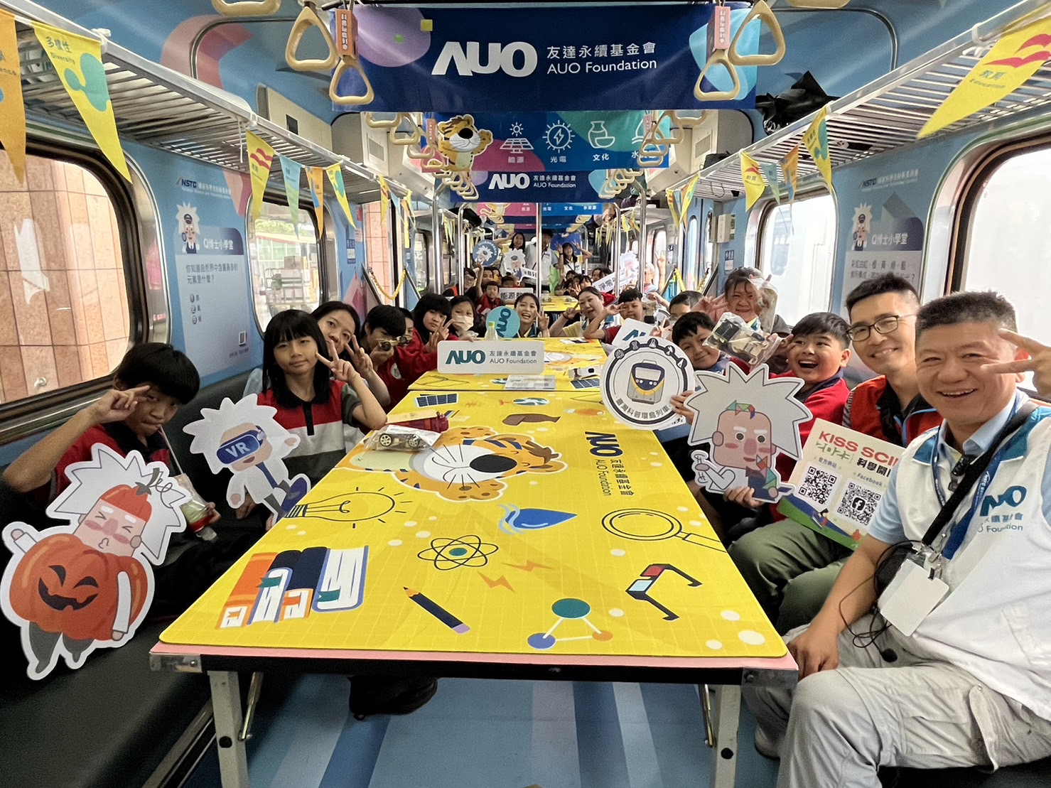 DB真人永續基金會參與「臺灣科普環島列車」，設計基礎科學車廂課程，以「淨零碳排和永續能源」為主題，讓學生透過創意實驗認識淨零知識，以及思考生活中的減碳行為