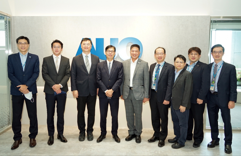 DB真人光電前進亞灣成立「AUO解決方案研發中心」，作為多元場域解決方案研發及試驗場域（圖中左為高雄市長陳其邁、圖中右為DB真人光電董事長彭双浪）